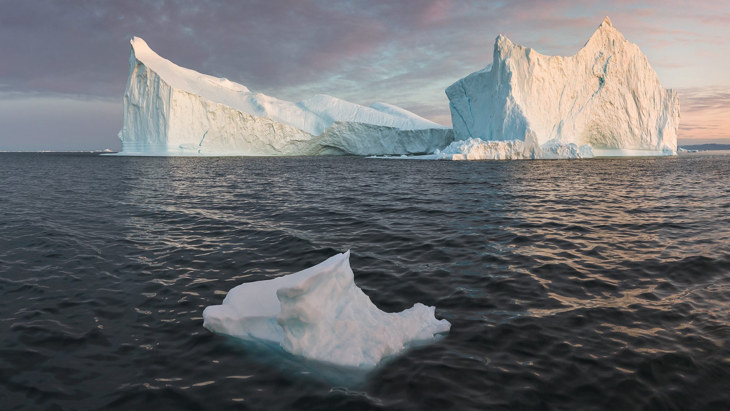 Melting sea ice broken off from ice sheet